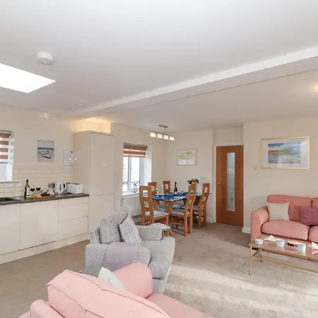 Weydale Avenue Apartment